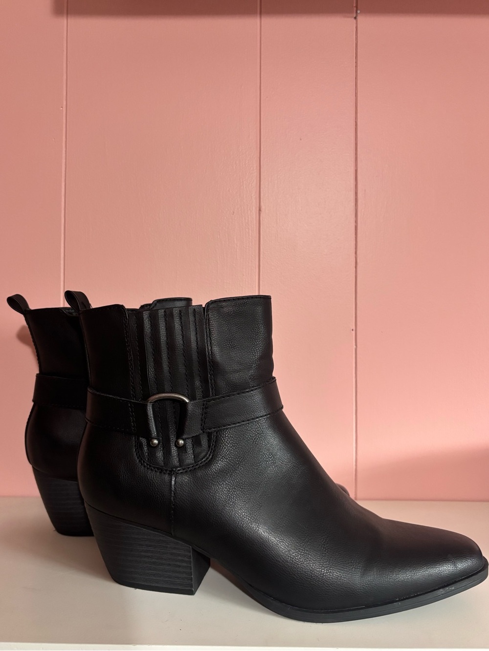 FRYE AND CO. Black Leather Ankle Booties